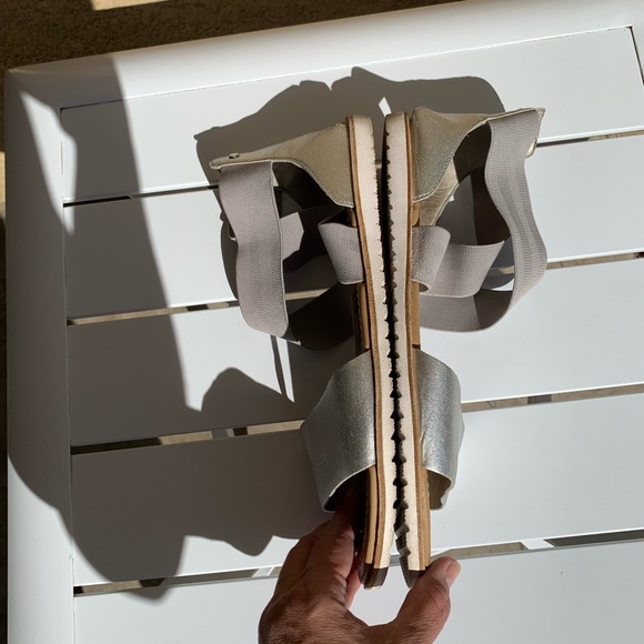 Sorel metallic silver leather sandals with grey elastic straps size 10.5 - Picture 7 of 12